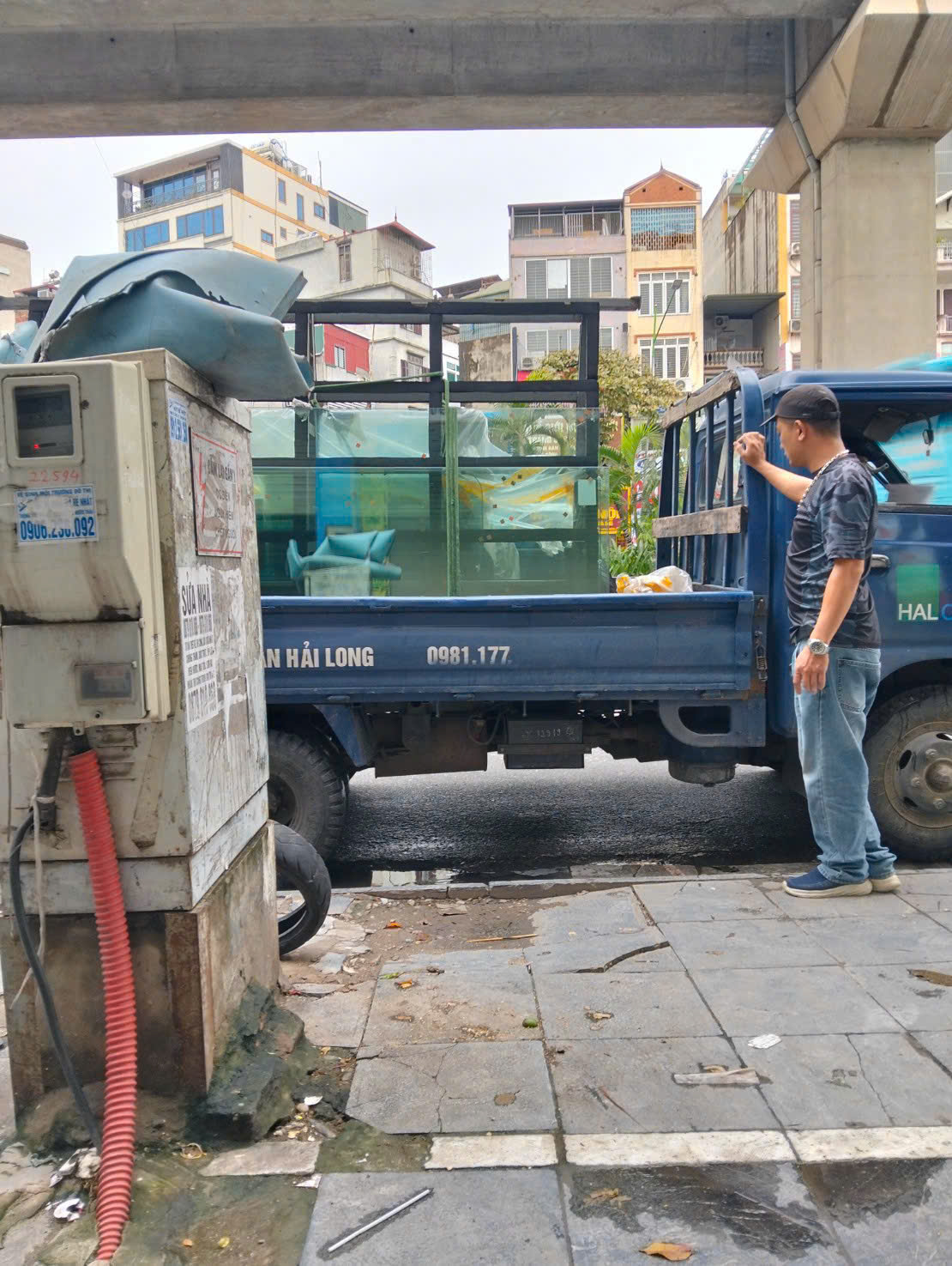 Kính được vận chuyển trên xe đến công trình trong ánh sáng tự nhiên